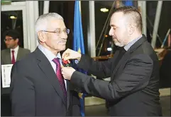  ?? KUNA photo ?? Christine Nakhla seen honouring Adnan Shihab-Eldin with the ‘Knight of the Legion
of Honor’ medal.