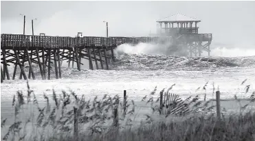  ?? AFP ?? Las olas pegan contra el muelle Ocena, en Carolina del Norte, a causa de los fuertes vientos del huracán.