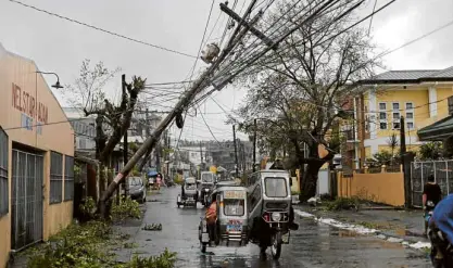  ?? —GEORGE GIO BRONDIAL ?? POWERFUL WINDS This electric post in Daraga town in Albay province proved no match for the powerful winds generated by Typhoon “Tisoy” as the storm blew across the Bicol region on Monday night. Tisoy left swaths of the region without electricit­y on Tuesday.