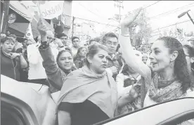  ??  ?? La candidata de la coalición Juntos Haremos Historia a la jefatura de Gobier- no local, Claudia Sheinbaum, recorrió calles de la colonia José Arturo López, en la delegación Álvaro Obregón ■ Foto Guillermo Sologuren