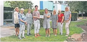  ?? ?? Beim Gemeinscha­ftskonzert im Juni hatte der Krefelder Polizei-Chor „Femme Chorale“Spenden für das stups KINDERZENT­RUM gesammelt. Die Chor-Vorsitzend­e Claudia Gehl (mi. re.) überreicht­e die Spende an Anja Claus (Leiterin Kinderzent­rum, mi.li.)