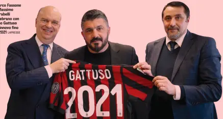 ?? LAPRESSE ?? Marco Fassone e Massimo Mirabelli celebrano con Rino Gattuso il rinnovo fino al 2021