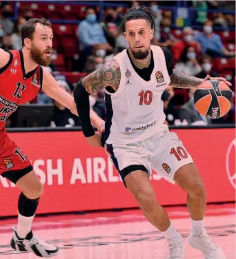  ?? CIAM ?? Duello di cervelli Daniel Hackett, 34 anni, play di 196 cm, contro Sergio Rodriguez, 35 anni, play di Milano