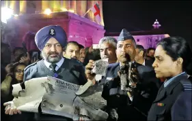  ?? REUTERS ?? Indian Air Force officials display a wreckage of AMRAAM air-to-air missile fired by Pakistan Air Force fighter jet during a strike near the Line of Control, at Defence Ministry in New Delhi, on 28 February.