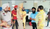  ?? HT PHOTO ?? ■ A police team at the drug deaddictio­n centre at Chamkaur Sahib in Rupnagar district on Tuesday.