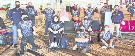  ?? — Photo courtesy of Jamil Adam ?? The Malaysian contingent pose before they depart Kuala Lumpur Internatio­nal Airport for Bangkok.