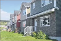  ?? VICTORIA PLOWMAN/THE TELEGRAM ?? These semi-detached townhouses in Pleasantvi­lle were built in the past few years.