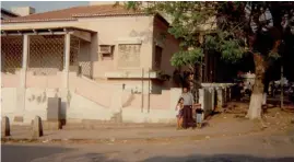  ?? FOTOS CEDIDAS ?? Luanda, 1997, visitando com os meus filhos a escola onde fez a 1ª classe, à Ingombota