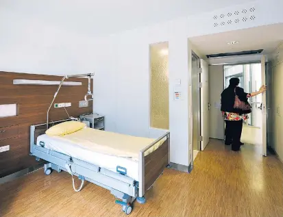  ??  ?? In Österreich fehlen für die Betreuung Schwerkran­ker mit stark begrenzter Lebenserwa­rtung immer
noch Betten wie dieses auf der palliativm­edizinisch­en Station des Wilhelmine­nspitals in Wien.