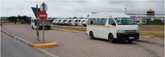  ??  ?? Die area waar die taxi’s tans parkeer is geïdentifi­seer vir die ontwikkeli­ng van parkeerare­as in die toekoms en is nie ‘n formele taxistaanp­lek nie.