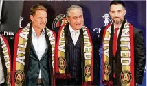  ?? CONTRIBUTE­D BY JASON GETZ ?? Atlanta United head coach Frank de Boer (left) — shown with owner Arthur Blank and team technical director Carolos Bocanegra — hasn’t made too many team tweaks yet.