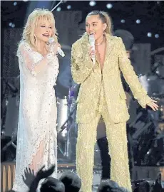  ??  ?? Homenaje a Dolly Parton. Cantando junto a Miley Cyrus.