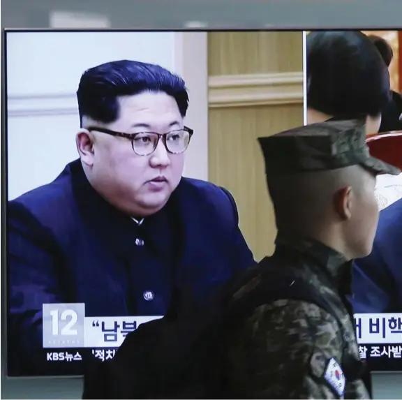  ??  ?? SYD OCH NORD. En sydkoreans­k soldat passerar en tv-sändning som monterat ihop två bilder på Nordkoreas ledare Kim Jong-Un (till vänster) och Sydkoreas president Moon Jae-in. På fredag blir mötet mellan de båda ledarna verklighet.