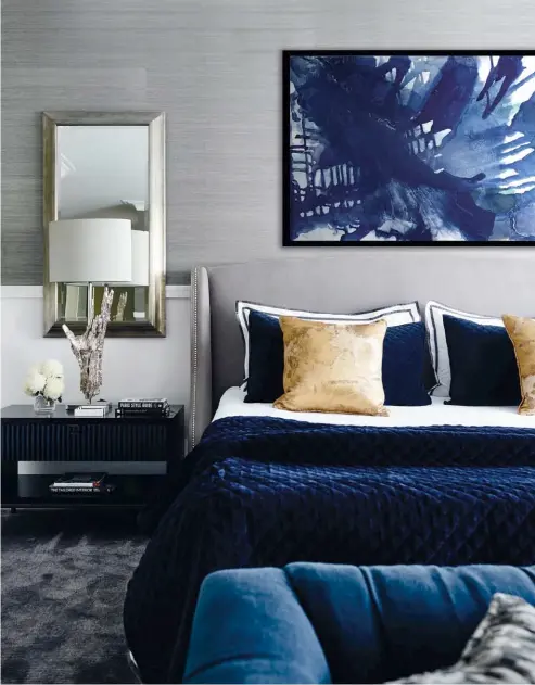  ??  ?? SUITE SUCCESS The master bedroom elevates shades of blue and grey to indulgent levels of luxury, encouragin­g relaxation.成功要素主人房的藍和­灰色進一步提升豪華魅­力，讓人放鬆。