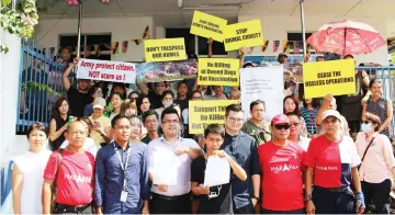  ??  ?? Dr Yii, Abdul Aziz and Chung (front – third right, third left and fourth left, respective­ly) are seen with the protesters outside the police’s one-stop centre in Kuching.