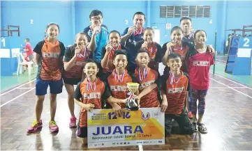  ??  ?? BRIGHT FUTURE ... the Sabah under-12 boys’ team (front) with the girls’ under-16 team as well as the state squad team officials and coaches.