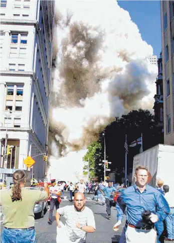  ?? FOTO: DOUG KANTER/AFP ?? 11. September 2001: Menschen rennen um ihr Leben, als die Hochhäuser des World Trade Centers in New York City einstürzen.