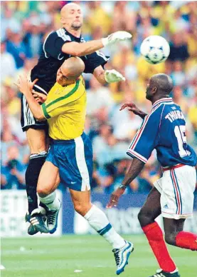  ??  ?? Fabien Barthez pelea un balón con Ronaldo.