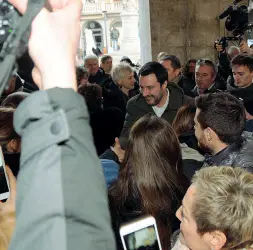  ?? (Balanza) ?? Fra i sostenitor­i Matteo Salvini ieri in una piazza dei Signori blindata