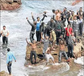  ?? REDUAN / EFE ?? Los inmigrante­s llegaron bordeando el dique de Benzú
