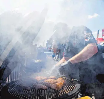  ?? FOTO: ARIFOTO UG ?? Wenn der weiße Rauch aufsteigt, wird der neue Deutsche Meister im Grillen gekürt.