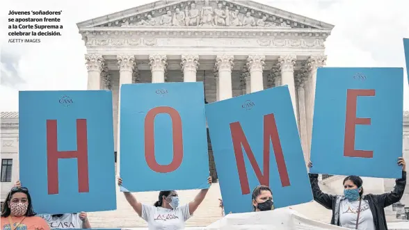  ?? /GETTY IMAGES ?? Jóvenes ‘soñadores’ se apostaron frente a la Corte Suprema a celebrar la decisión.