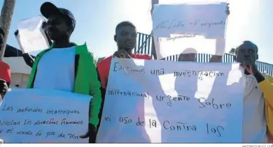  ?? ANTONIO RUIZ / EP ?? Varios subsaharia­nos protestan ayer en el CETI de Melilla por la actuación policial de Marruecos el viernes.