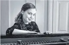  ?? FOTO: VERANSTALT­ER ?? Sînziana Alexandru begleitet den Geiger Tudor Andrei beim Violin-Konzert in Ostrach am Klavier.