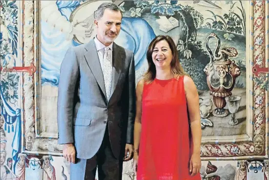  ?? BALLESTERO­S / EFE ?? El rey Felipe recibiendo en audiencia a la presidenta balear, Francina Armnegol, en el palacio de la Almudaina, en Palma, en agosto del año pasado