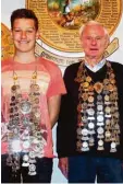  ?? Foto: Karl Kleiber ?? Der 77 jährige Walter Seitz (rechts) wurde in Immelstett­en zum fünften Mal Schützenkö­nig. Jugendköni­g ist erstmals Lorenz Aumüller.