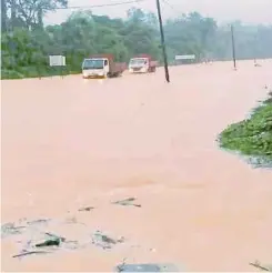  ??  ?? KEADAAN jalan ditenggela­mi banjir di Kampung Bukit Abar.