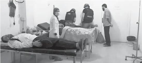  ?? AFP/GETTY IMAGES ?? A video on YouTube Monday allegedly shows UN inspectors visiting a hospital in the Damascus suburb of Moadamiyet al-Sham, site of a suspected chemical weapons attack.