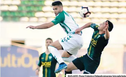  ??  ?? BAILADO. Nuno Valente e Delgado emacesa luta pela bola