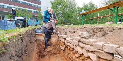  ?? FOTO: IRIS MAURER ?? Im Zuge der Baumaßnahm­en am Osthafen-Gelände sind auch die Archäologe­n bei der Arbeit. Hinten: Hans Mildenberg­er (Stadt Saarbrücke­n) und Constanze Höpken vom Landesdenk­malamt. Vorne in der Grube Grabungsle­iter Dieter Vollmann.