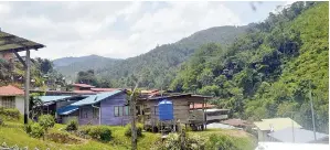  ??  ?? SUASANA damai dan harmoni perkampung­an yang terdapat di sekitar kawasan sekolah itu.