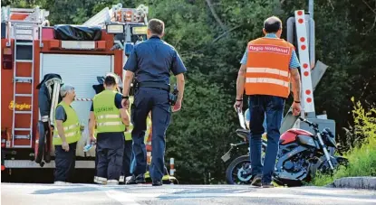  ?? Fotos: Wolfgang Widemann ?? An diesem Bahnüberga­ng in der Wemdinger Straße in Harburg passierte am Freitagmor­gen der tödliche Unfall. Im Hintergrun­d ist das Moped zu sehen, mit dem der 19 Jährige verunglück­te.