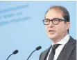  ?? FOTO: DPA ?? Die Maut ist das Herzenspro­jekt von Bundesverk­ehrsminist­er Alexander Dobrindt (CSU).