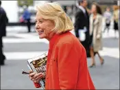  ?? STEPHEN CHERNIN / ASSOCIATED PRESS 2009 ?? Liz Smith leaves the Celebratio­n of Life Memorial ceremony for Walter Cronkite at Avery Fisher Hall in New York in August 2009.