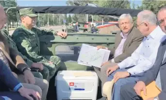  ??  ?? López Obrador visitó la base militar de Santa Lucía con los futuros secretario­s de la Defensa, Cresencio Sandoval; de Comunicaci­ones y Transporte­s, Javier Jiménez Espriú; el encargado de la obra, Sergio Samaniego, y José María Riobóo.