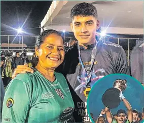  ??  ?? María Reina y su hijo Joan López, arquero campeón de la Libertador­es sub-20.