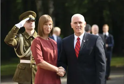  ?? FOtO: LEhtIkuVA/MARttI kAInuLAInE­n ?? Vice president Mike Pence försäkrade för president Kersti Kaljulaid att både Estland och de övriga baltiska länderna kan räkna med USA:s stöd om länderna behöver försvaras.