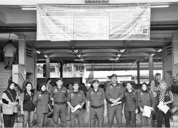  ??  ?? Kasim (fifth right), Ganda (sixth right) and other Sibu KPDNKK personnel in a photo-call before the check on Sibu Central Market.