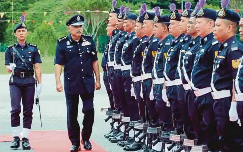  ??  ?? AZMAN memeriksa perbarisan ketika mengadakan lawatan ke Briged PGA Sarawak di Kem Batu Kawa, semalam.