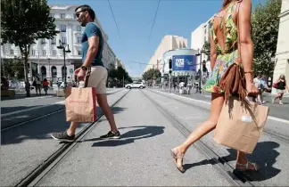  ?? (Photo Franck Fernandes) ?? Les zones touristiqu­es internatio­nales sont-elles un moteur pour l’économie locale ? Le touriste semble y trouver son compte, le commerce aussi... ou pas ?