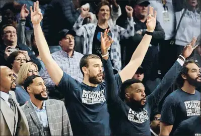  ?? KAREN PULFER FOCHT / EFE ?? Marc Gasol siguió desde el banquillo la victoria de losMemphis Grizzlies ante Minnesota