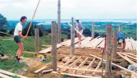  ??  ?? Katikati Lions work on constructi­ng the Lindemann Lookout in 1988.