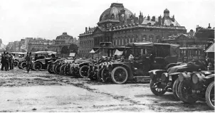  ??  ?? PREPARADOS PARA TODO.Bajo estas líneas, algunos de los 600 taxis parisinos que transporta­ron a casi 6.000 soldados de infantería a la Batalla del Marne.