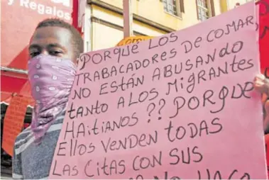  ?? ROGELIO MORALES/CUARTOSCUR­O ?? Ciudadanos haitianos marcharon en la Plaza Central de Tapachula
