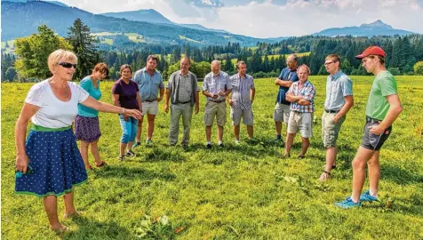  ?? Foto: Ralf Lienert ?? Elf Allgäuer Landwirte trafen sich am Sonntag auf der Weide in Wertach, auf der Margot Gebhard (links) ein gerissenes Kalb gefunden hat.