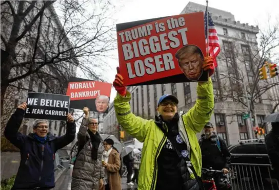  ?? SPENCER PLATT/GETTY IMAGES ?? Protesters cheered as E. Jean Carroll arrived at federal court in New York as the lawsuit against Donald Trump resumed.